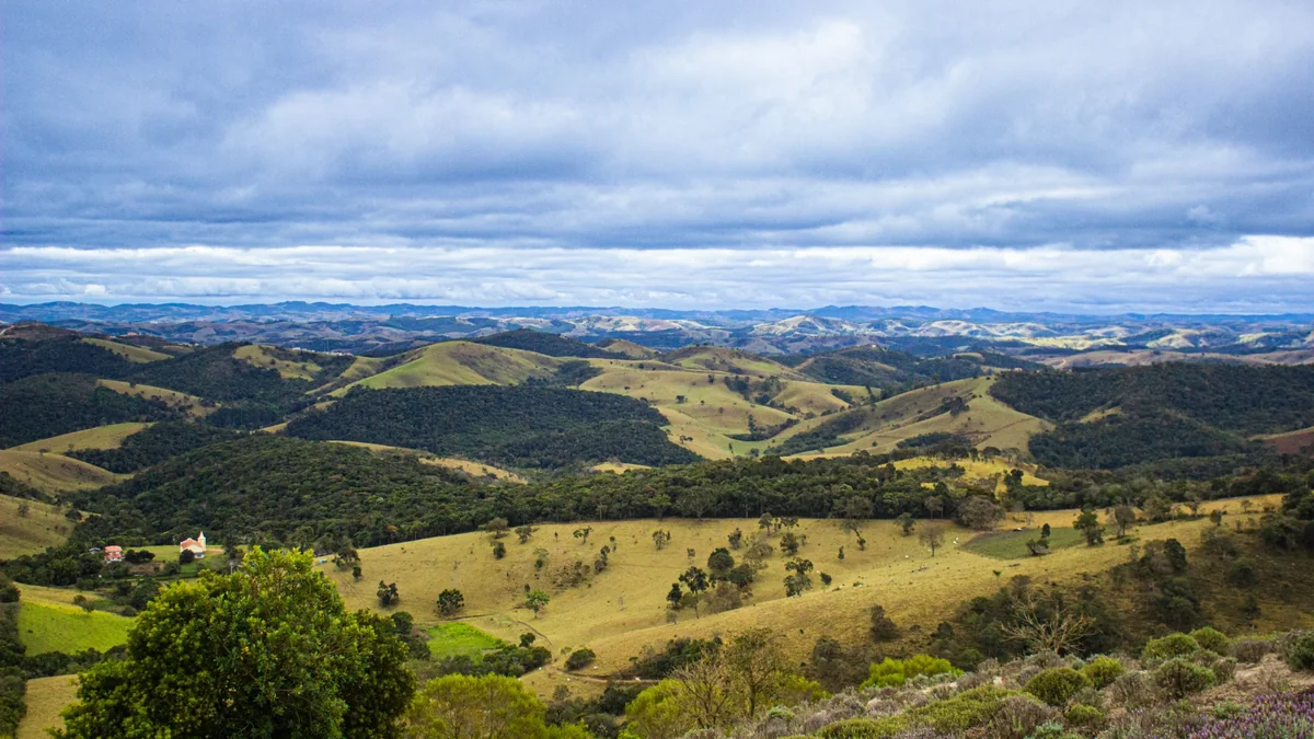 Paisagem de montanhas e áreas verdes em Cunha, São Paulo