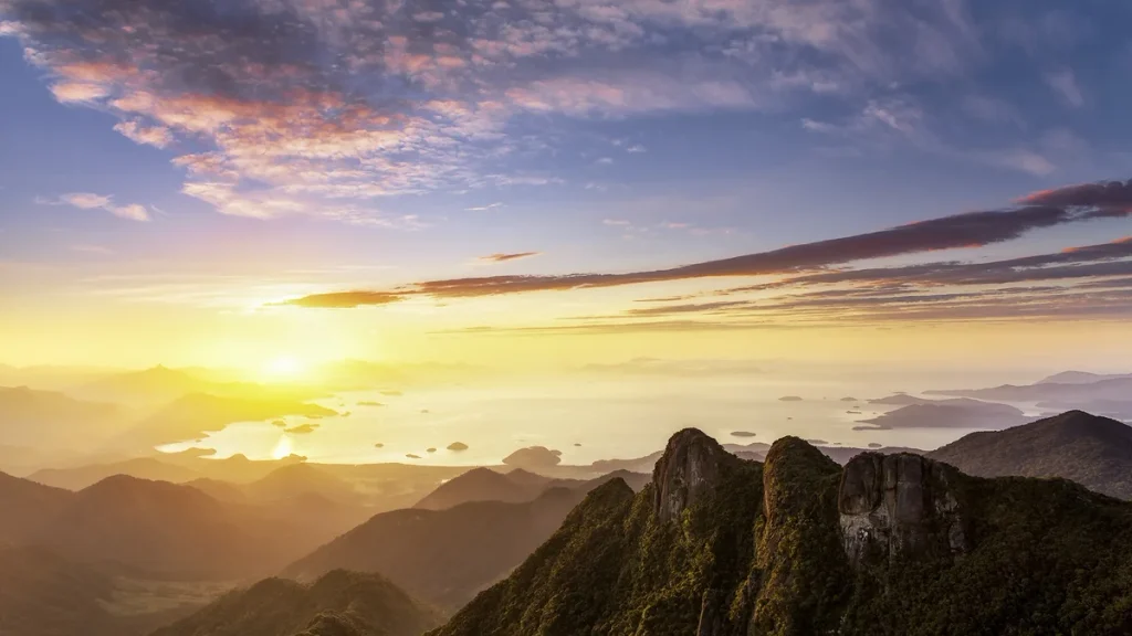 Nascer do sol na Pedra da Macela com vista para a Baía de Angra dos Reis
